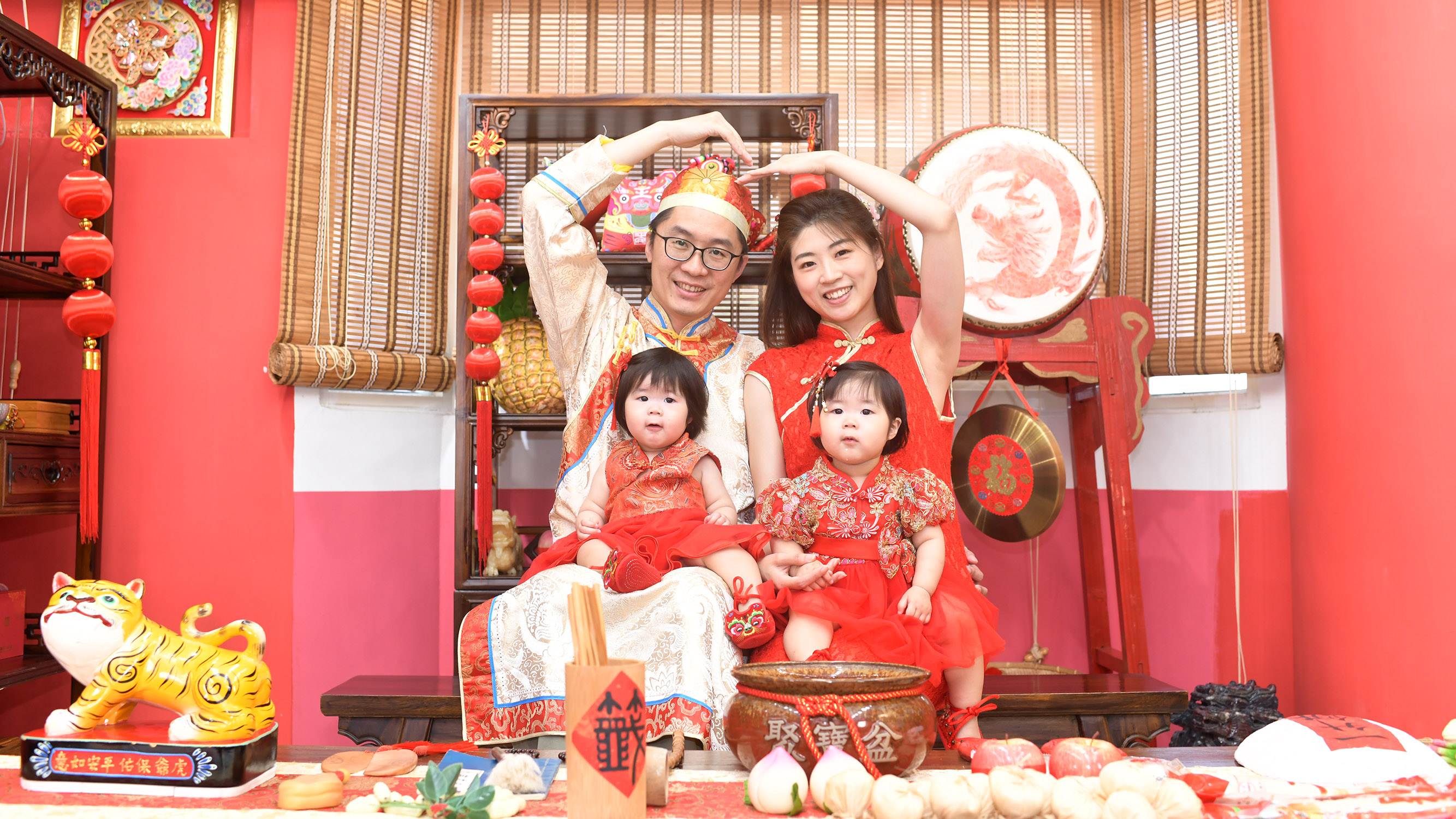 抓周就是要歡樂開開心心，傳家古禮中式抓周，全家福歡樂吉祥合照