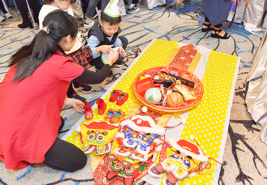 中式到府抓周道具照