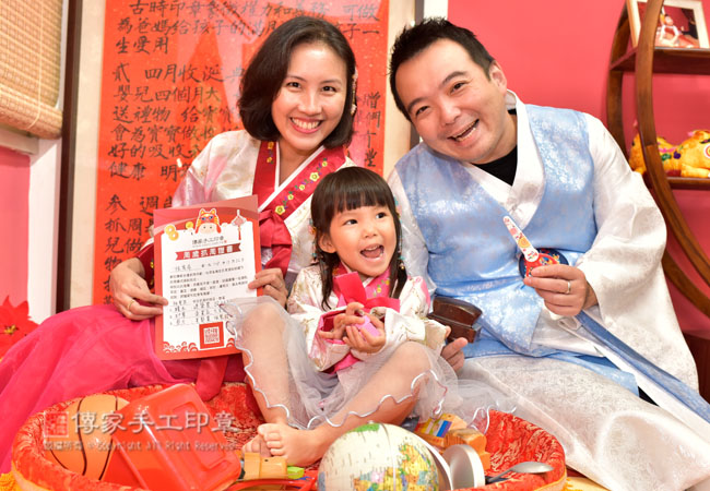 林寶貝的抓周有三個,包含美金、剪刀、印章,結果紀錄照
