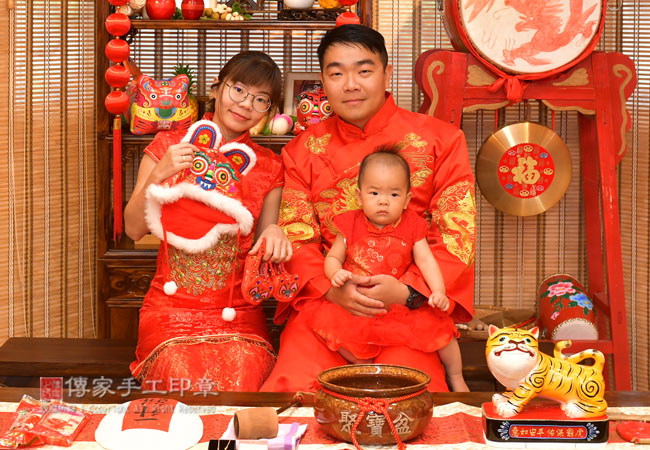 媽媽給謝寶寶帶虎帽照