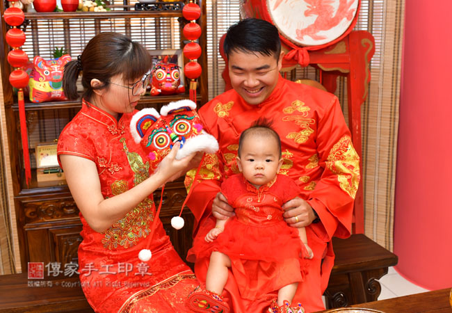 媽媽給寶貝帶上抓周虎帽照