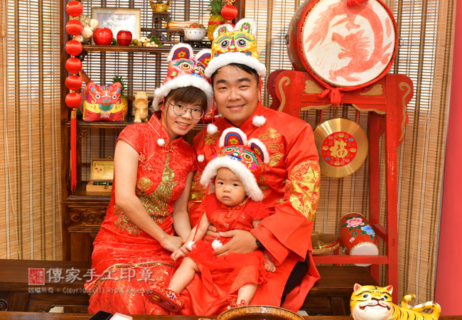 全家穿古裝禮服、帶虎帽、穿虎鞋一起拍大合照照