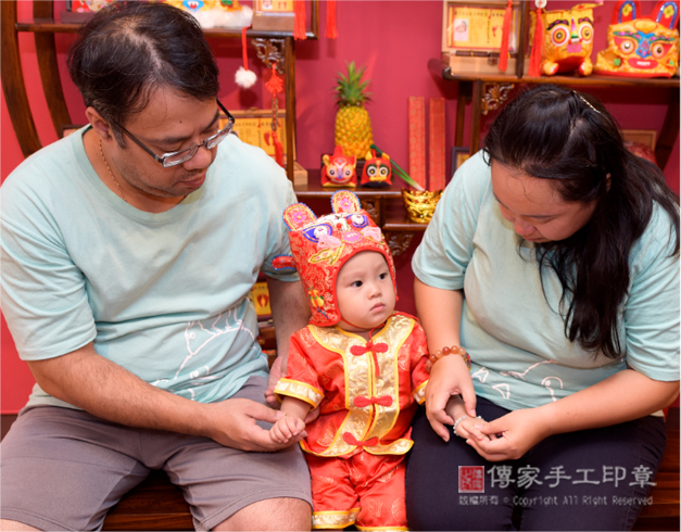 媽咪幫寶寶戴上翡翠手鍊,過程拍照圖