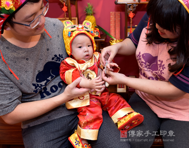 寶寶穿戴翡翠手鍊,象徵富貴吉祥照