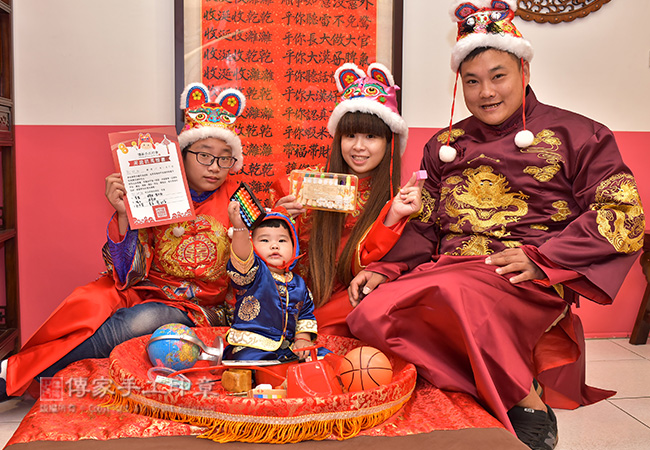 贈送寶寶抓周證書及全家福拍照紀念照