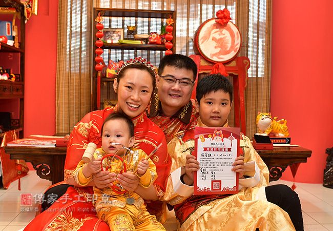 贈送寶寶抓周證書及全家福拍照紀念圖