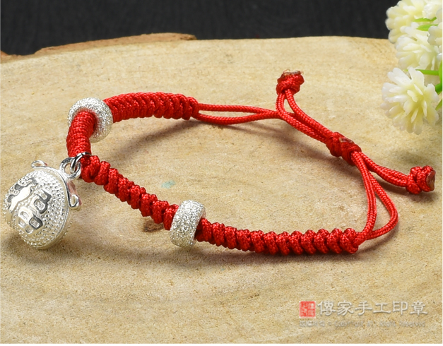 銀飾富貴福袋紅繩手鍊選用紅繩來串接福袋照