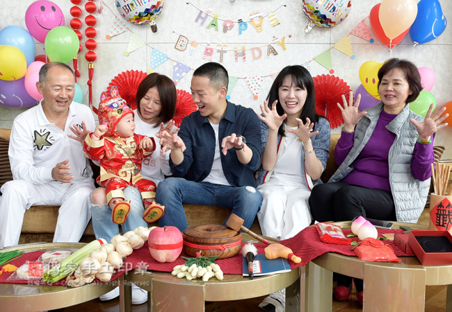 家人一起給寶貝祝福，虎虎生風