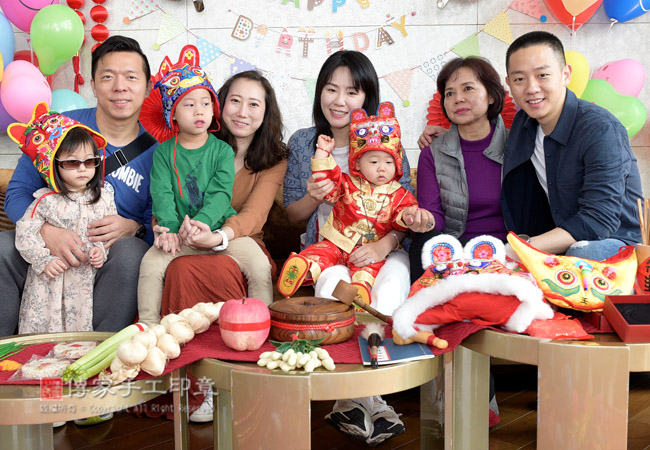 家族成員和親友給寶貝祝福生日快樂，慶生派對到府抓周