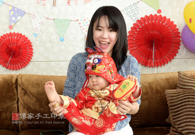 媽媽和寶貝莊寶寶的合照特寫照片