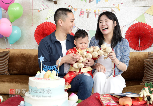 給莊寶寶進行抓周的淨手儀式，大蒜儀式代表精打細算