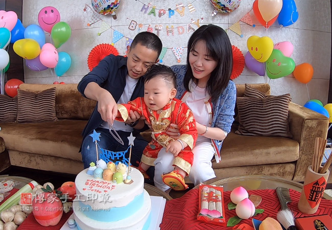 給莊寶寶慶生，唱生日快樂歌與切蛋糕儀式