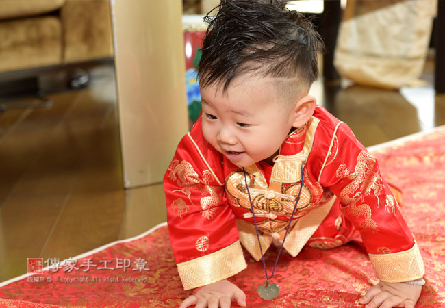 莊寶寶開始抓周，先爬行探索現場環境