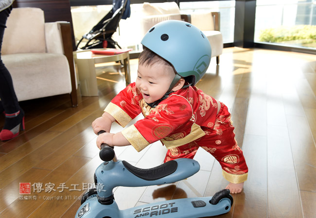 莊寶寶收到的週歲生日禮物，期許未來是運動健將