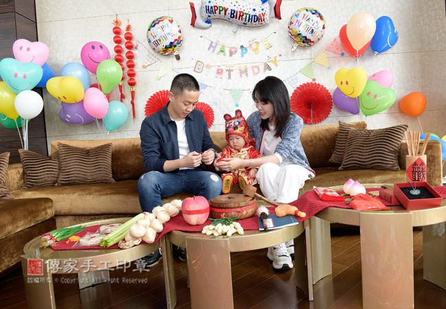 爸媽給寶貝莊寶寶戴上慶生的寶石手鍊、銀飾紅繩手鍊