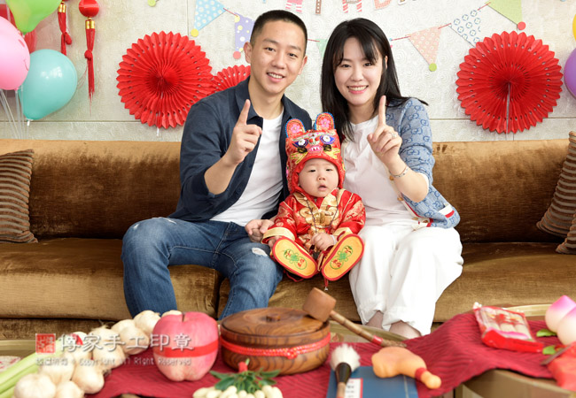 寶寶滿一歲，慶生活動派對，順便一起古禮抓周，全家人參與