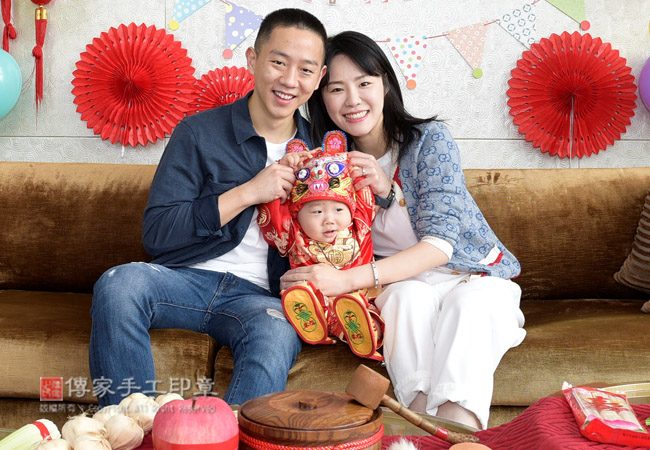 爸媽和莊寶寶一起開心合照，慶祝週歲生日