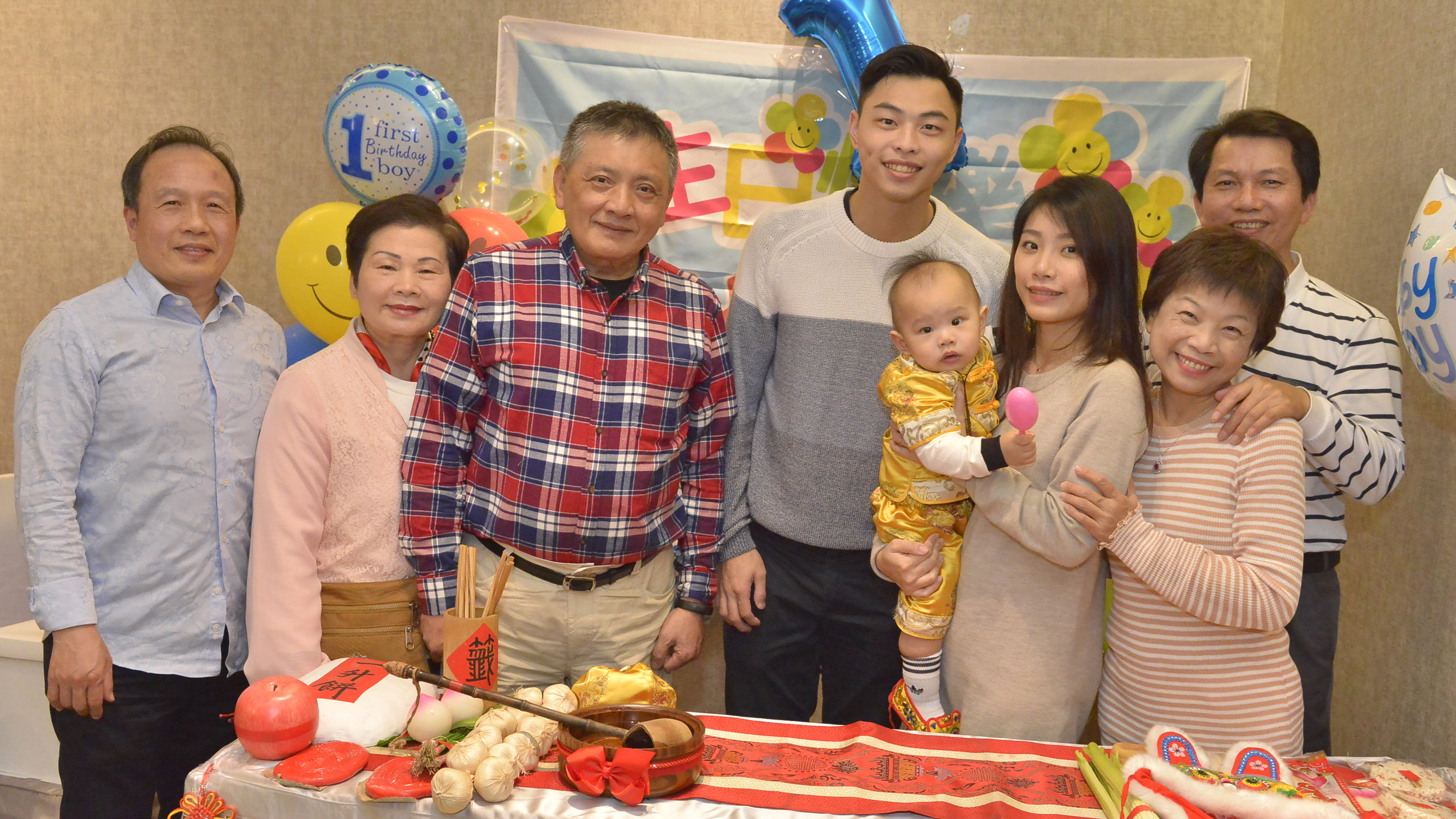 桃園市中壢區呂寶寶飯店慶生和到府抓周範例全家福照