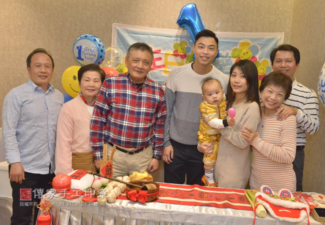 桃園飯店餐廳抓周慶生，家人親友大合照留念