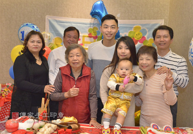 呂寶寶桃園飯店抓周，全家人開心合影慶祝