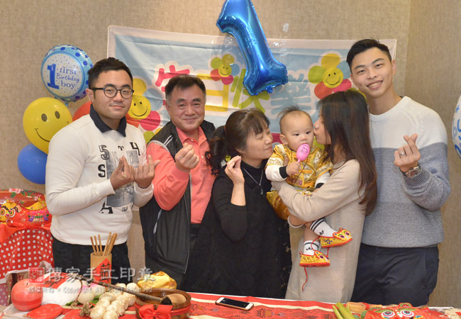 親友參與呂寶寶週歲抓周派對，圓滿成功合照
