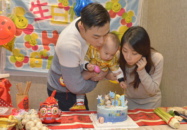 呂寶寶抓周慶生當天全家一起吹蠟燭許願