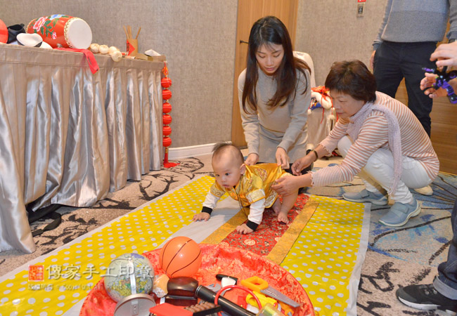 呂寶寶抓周過程，準備抓取代表未來職業的物品