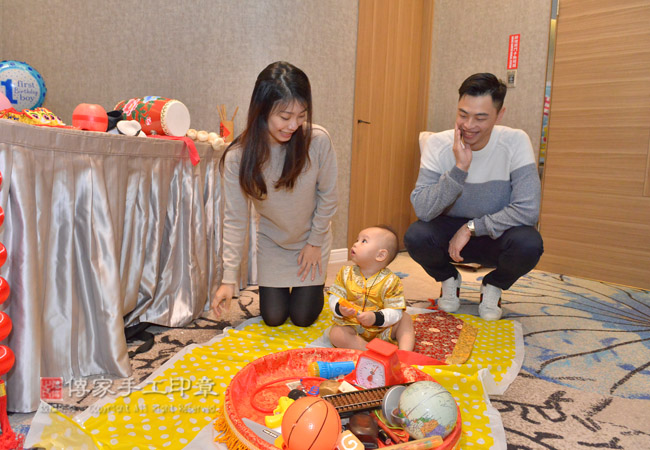 呂寶寶抓周結果：彩色筆、鏟子、法官槌，才藝多元