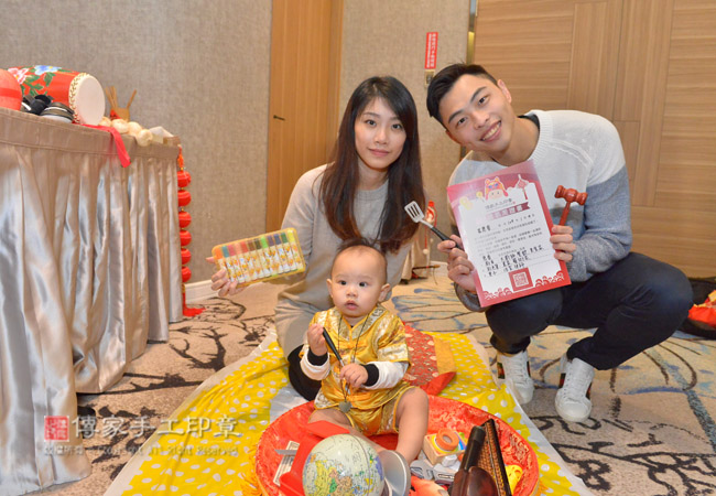 呂寶寶完成抓周全家圓滿合照紀念