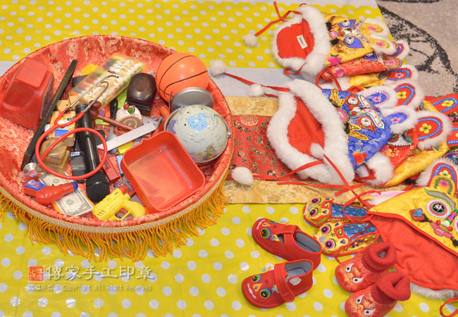 古禮抓周24項物品，包含虎帽、虎鞋、肚兜，正宗儀式佈置