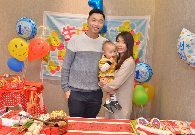 呂寶寶於桃園餐廳飯店舉辦抓周慶生，全家福合照