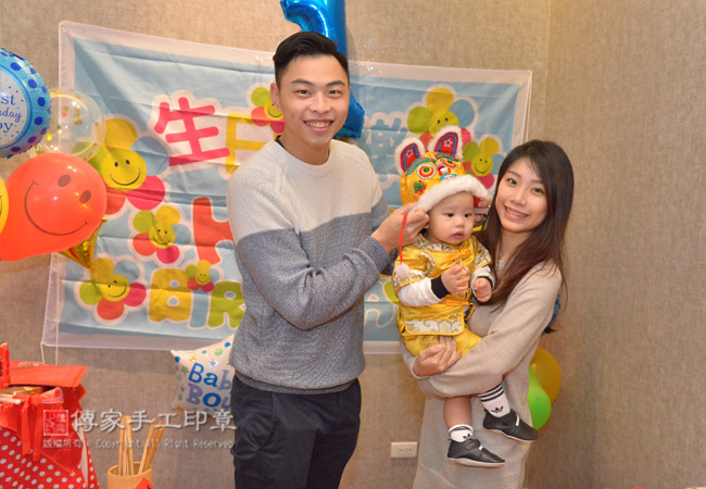 爸媽給呂寶寶穿抓周虎衣、戴虎帽，得到虎爺祝福