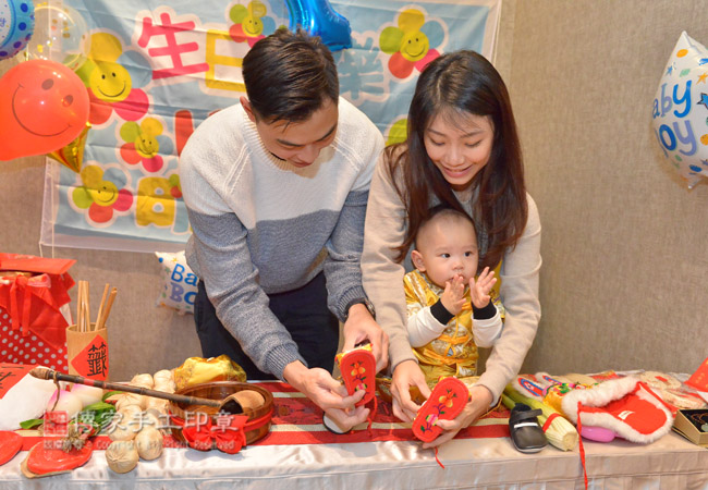 爸媽給呂寶寶穿上虎鞋，象徵平安健康踏實長大