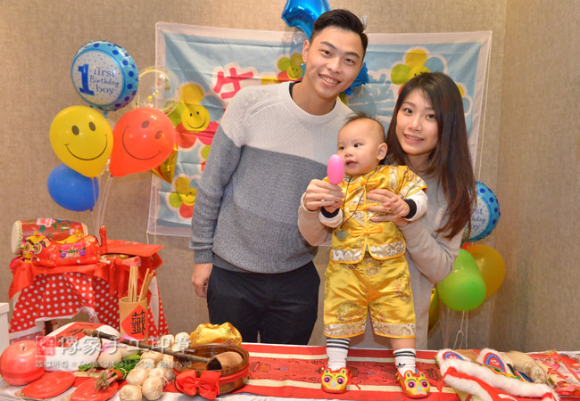 爸媽和呂寶寶一起拍照，祝福週歲生日快樂，富貴吉祥
