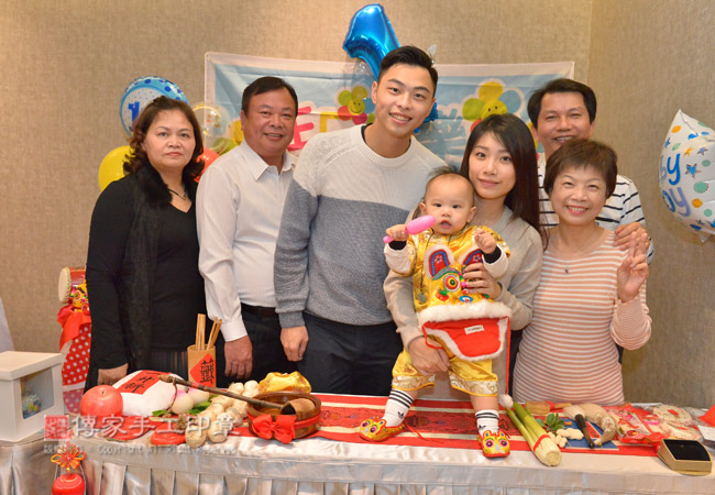 呂寶寶與家人親友合照留念，祝福健康平安成長