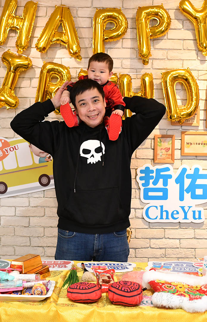 活動過程父親開扛起哲佑寶寶開心特寫