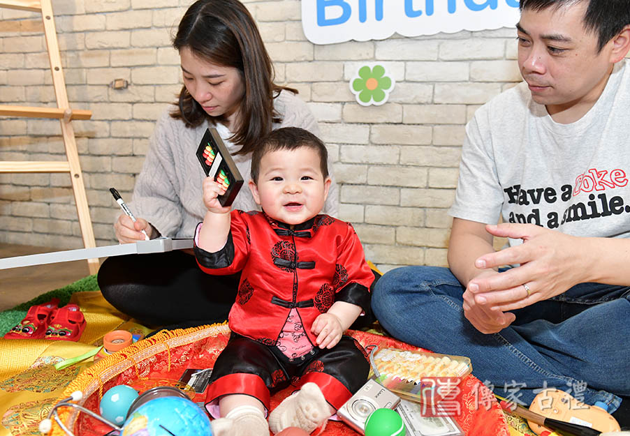 父母與哲佑寶寶抓周過程特寫照