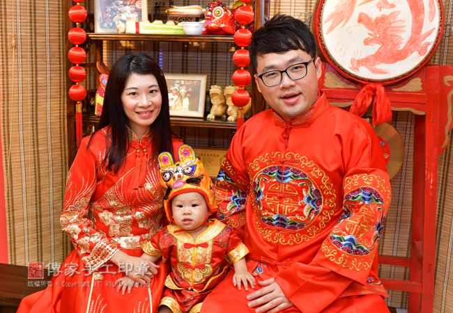 爸媽和小孩穿中國風的禮服照