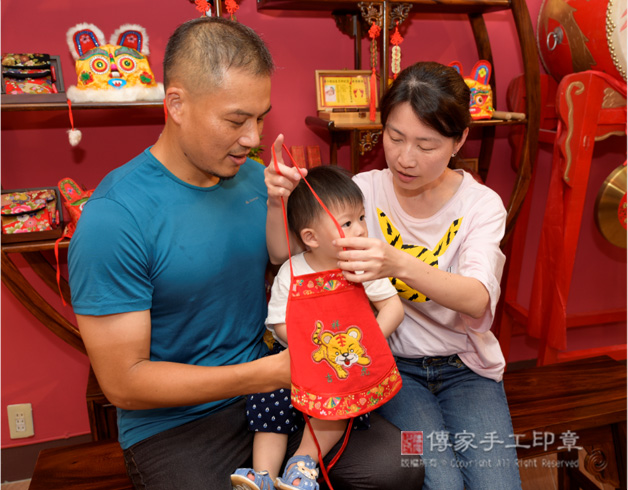 第一部份:穿抓周虎衣,戴吉祥飾品,淨手儀式圖