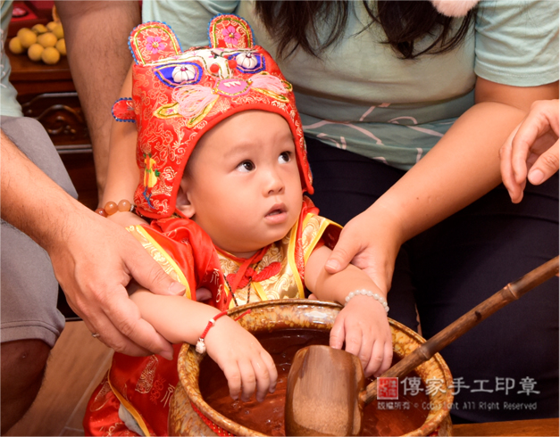 嬰兒抓周淨手，孩子可愛的特寫表情照