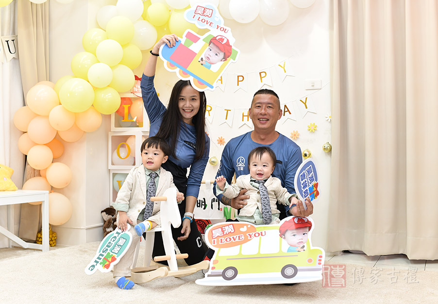 寶寶名字立體牌，全家手持拍照超歡樂