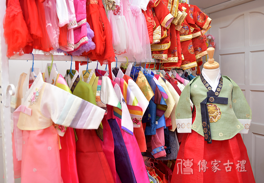 50多款中、日、韓式男女小孩裝古禮服，提供穿搭拍照
