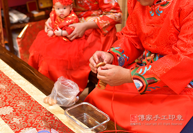 爸爸給寶貝串上收涎餅乾，給寶貝滿滿的愛照