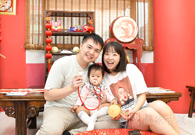 嬰兒實際抓周進行