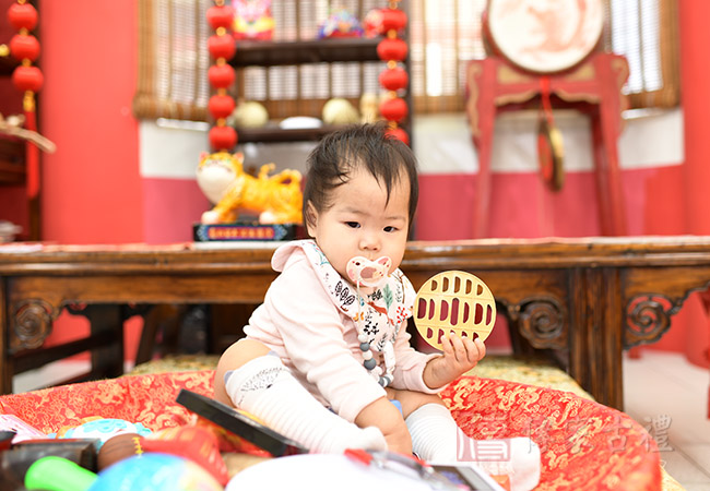 寶寶抓取物品示意