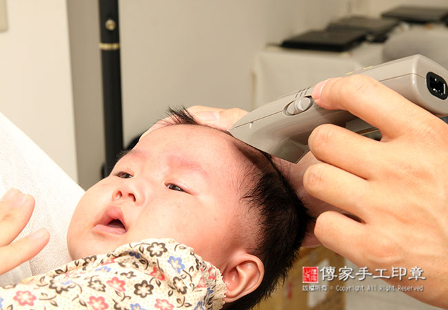 寶寶剃頭儀式過程拍照紀念