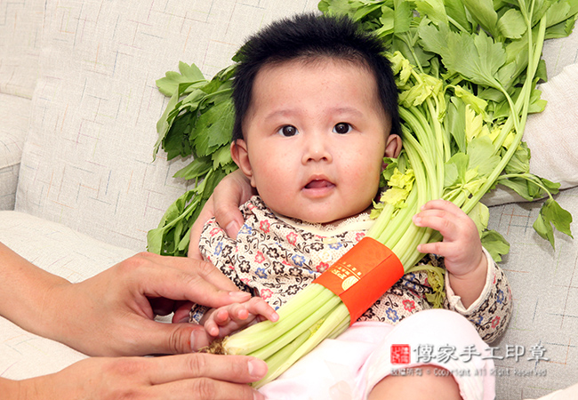 進行「芹菜」祝福儀式特寫