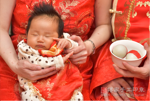 「鴨蛋」剃胎毛祝福儀式，給寶貝特寫拍照