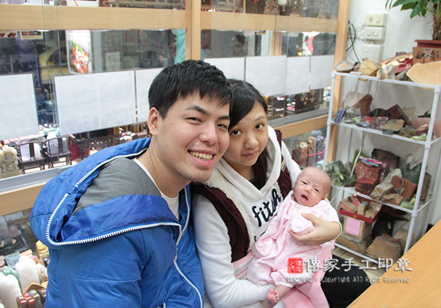 來傳家門市店,滿月剃頭,全家福拍照