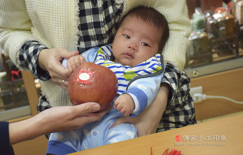 為仝寶寶準備來店，祝福儀式物品：蘋果